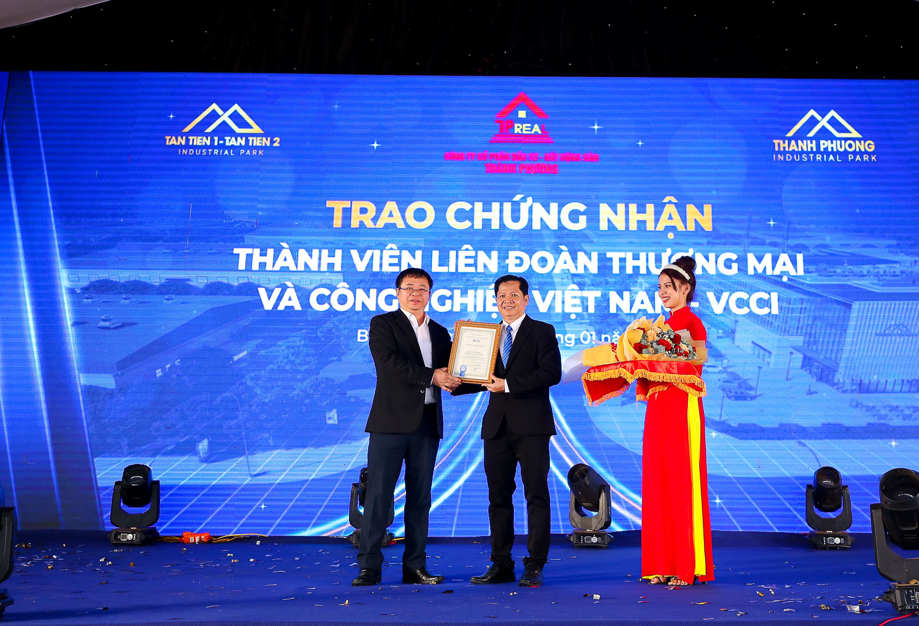 Trao chứng nhận thành viên Liên đoàn Thương mại và Công nghiệp Việt Nam (VCCI) cho Công ty cổ phần đầu tư - bất động sản Thành Phương