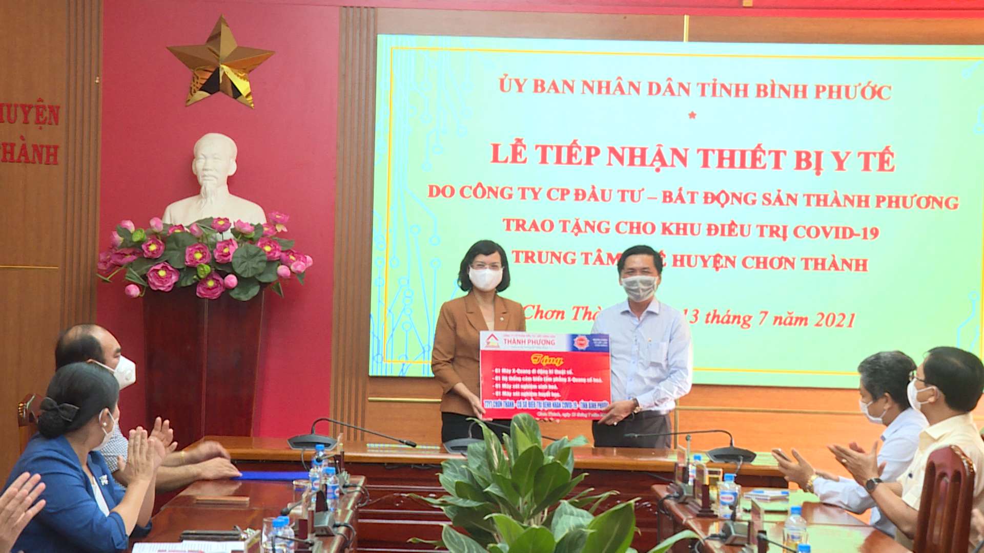 Bất Động Sản Thành Phương trao tặng bộ thiết bị y tế hỗ trợ điều trị Covid-19 cho trung tâm y tế huyện Chơn Thành